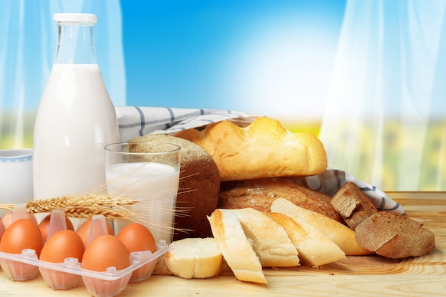 Brood en melk op de tafel