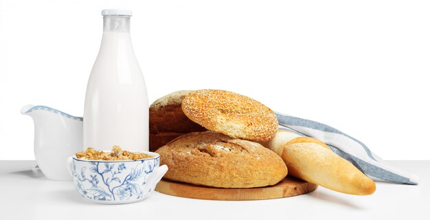 Brood en melk op de tafel