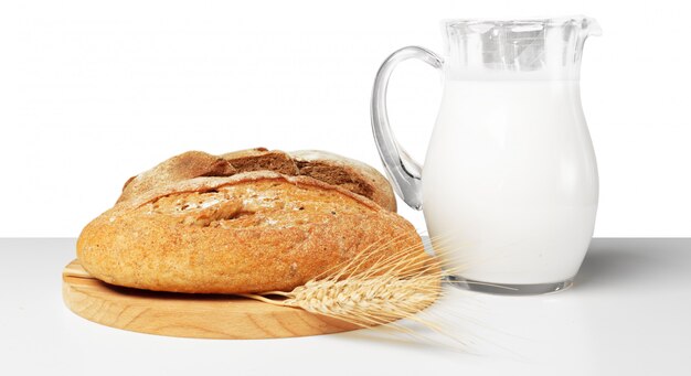 Brood en melk op de tafel