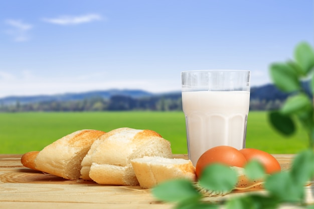 Brood en melk op de tafel