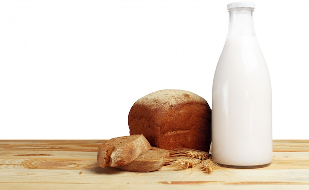 Brood en melk op tafel