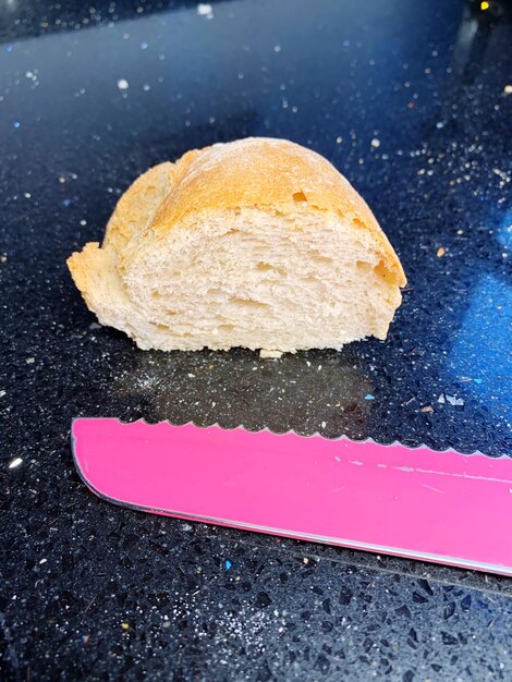 Foto brood en mes op tafel.