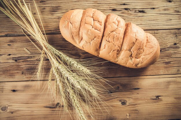 Brood en tarwe op de lijstachtergrond