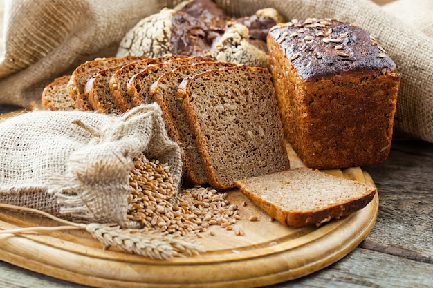 Brood en tarwe op een houten achtergrond