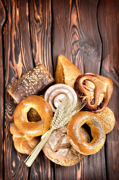 Brood en tarwe op een houten achtergrond