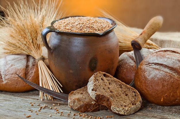 Brood en tarwe op een houten bord