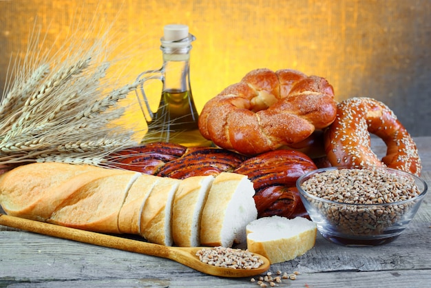 Brood en tarwe op een houten tafel