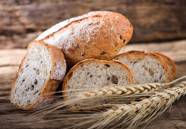 Brood en tarwe op hout