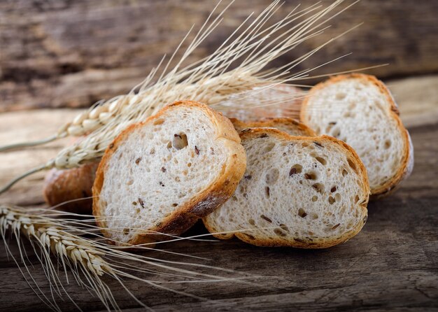 Brood en tarwe op houten