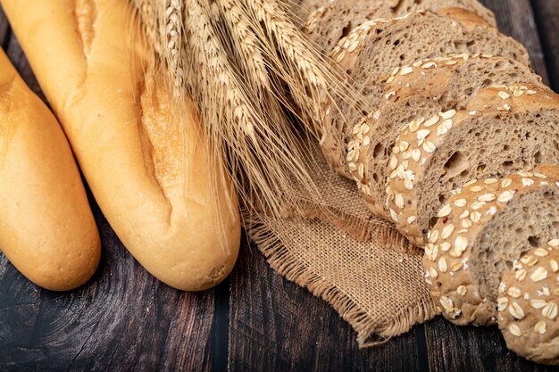 Brood en tarwegras op de zak