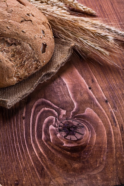 Brood en tarweoren op oude houten plank