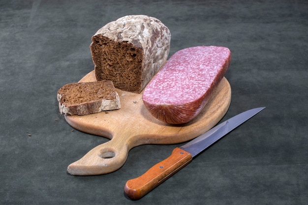 Brood en worst Cervelat op de keukentafel