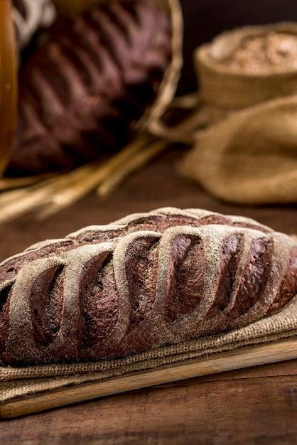 Brood gemaakt met cacau en chocolade op rustieke doek op rustieke houten tafel met ingrediënten.