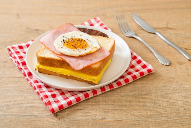 Brood geroosterde kaas belegde ham en gebakken ei met varkensworst