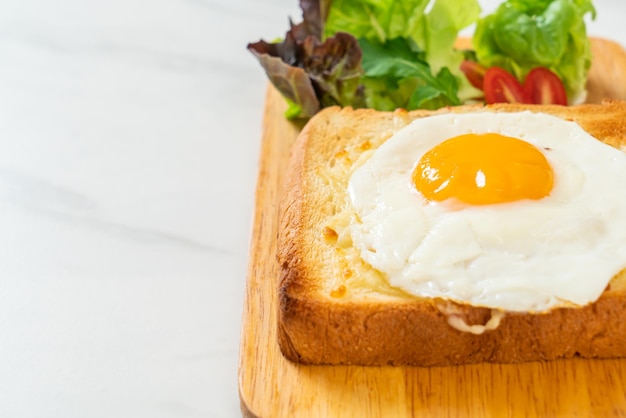 Brood getoast met kaas en gebakken ei