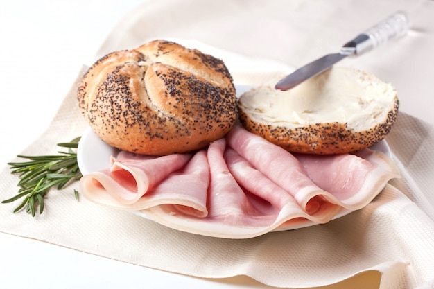 Brood, ham en rozemarijn