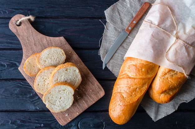 Brood in bakpapier en snijplank