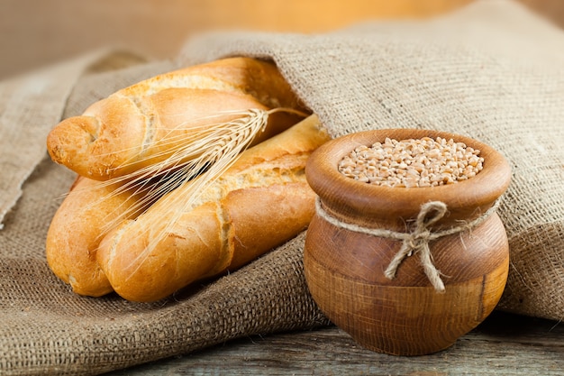 Brood in de samenstelling met keuken accessoires op tafel