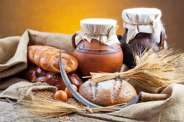 Brood in de samenstelling met keuken accessoires op tafel