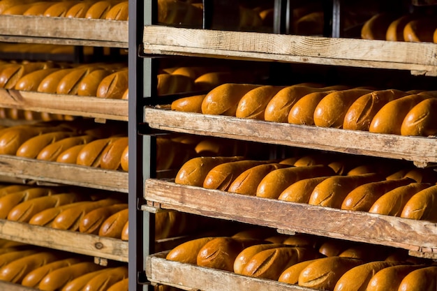 Brood in de schappen verpakt brood veel brood in de hangar vervaardiging van brood rekken met brood bij de bakker