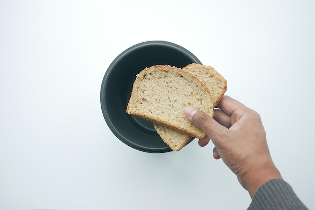 Brood in de vuilnisbak gooien