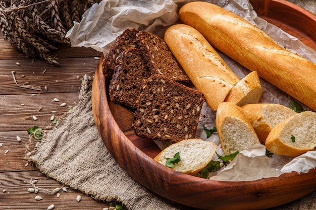 Brood in houten schotel