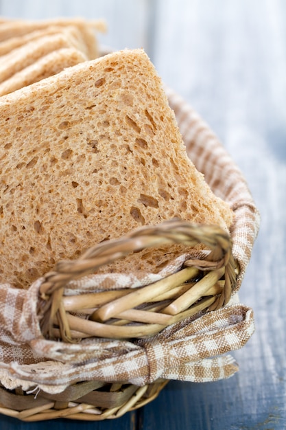 Brood in mand op blauwe houten tafel