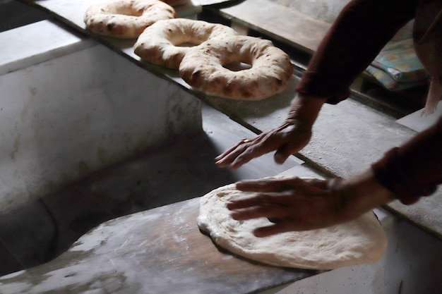 Brood maken in de dorpsbakkerij Amasya Turkije