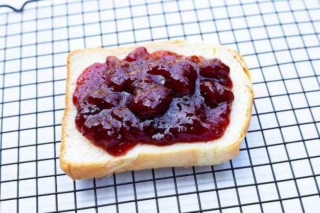 Brood met aardbeienjam op witte achtergrond