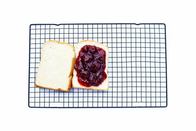 Brood met aardbeienjam op witte achtergrond