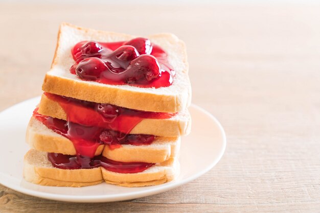 brood met aardbeienjam