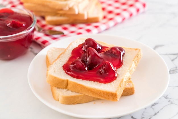 Brood met aardbeienjam