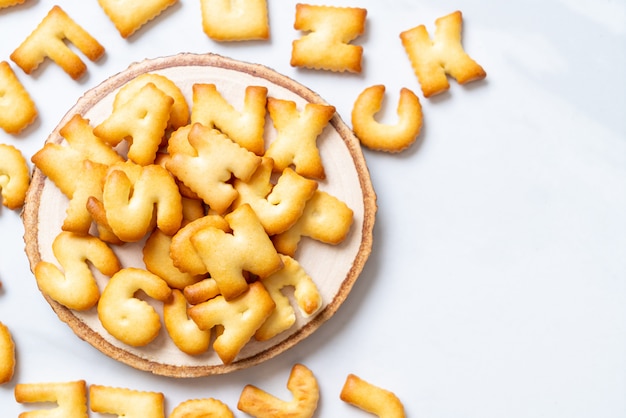 brood met alfabetkoekjes