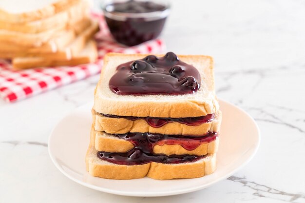 brood met bosbessenjam