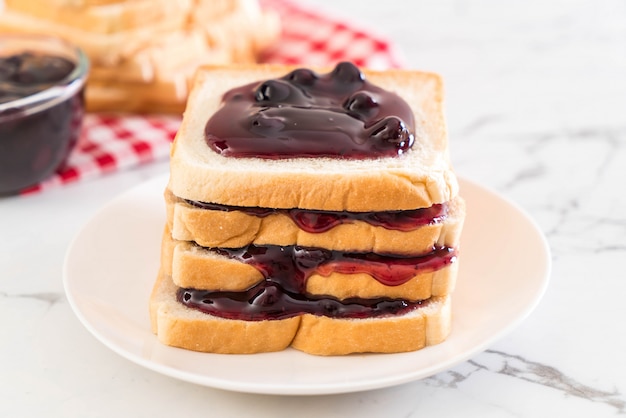 brood met bosbessenjam