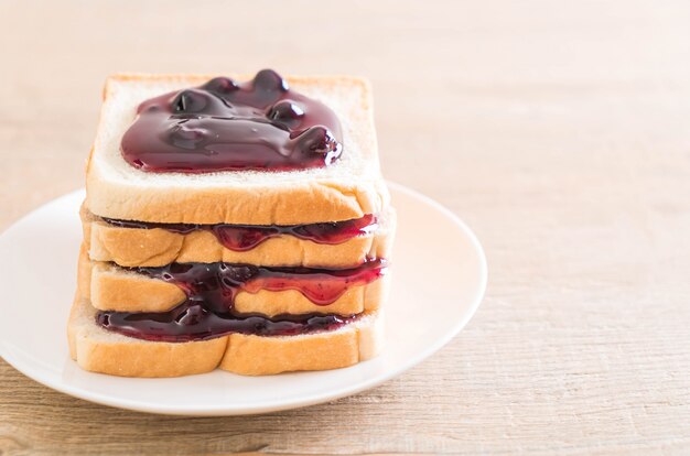 brood met bosbessenjam