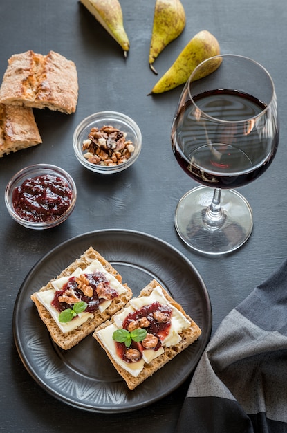 Foto brood met camembert kaas en jam