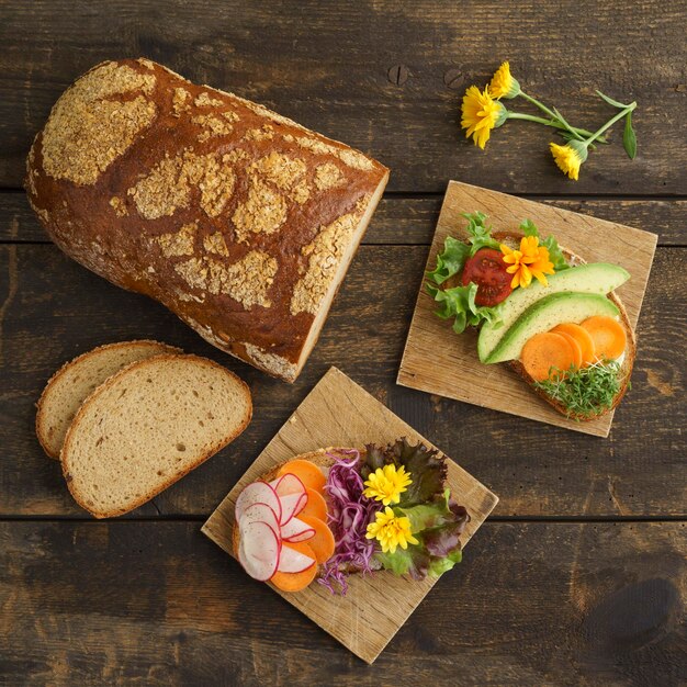 Brood met eetbare bloemen en groenten