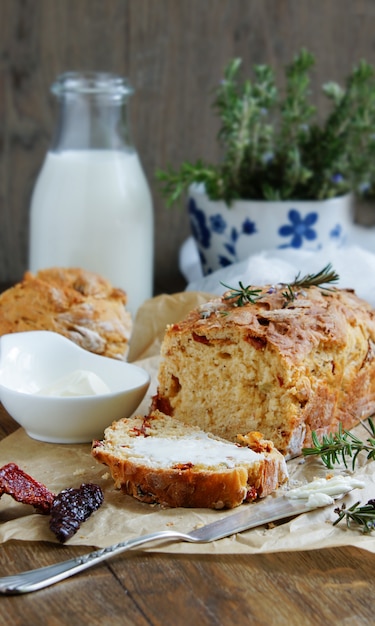 Brood met gedroogde tomaten, rozemarijn en knoflook