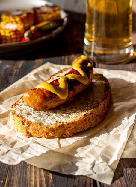 Brood met gegrilde worst en mosterd. Duitse keuken.