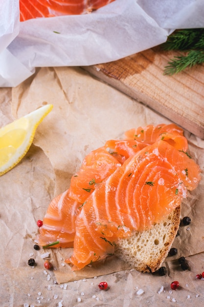 Brood met gezouten zalm