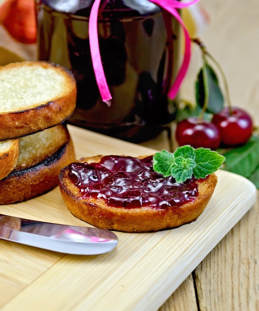 Brood met kersenjam op een plank