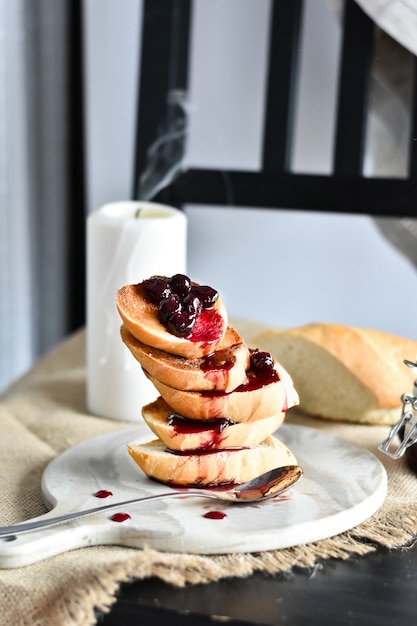 Brood met kersenjam