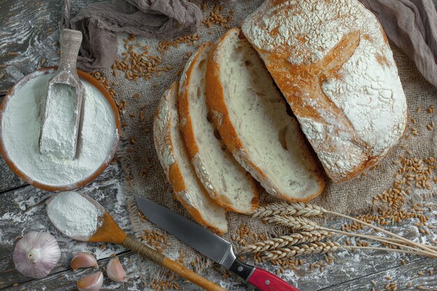 Brood met keuken accessoires op tafel