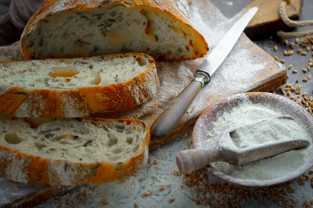 Brood met keuken accessoires op tafel