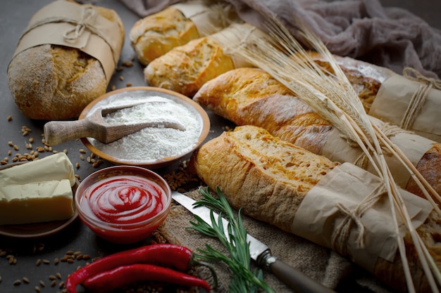 Brood met keuken accessoires op tafel