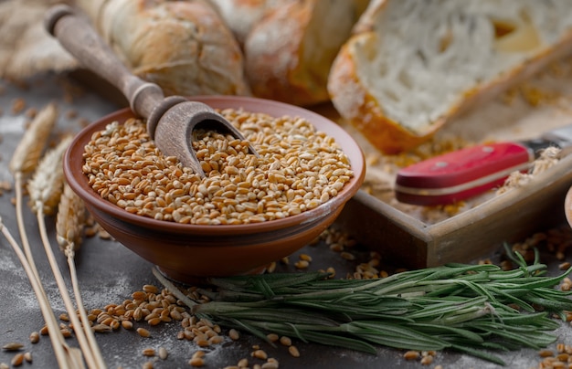 Brood met keuken accessoires op tafel