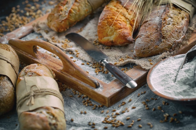 Brood met keuken accessoires op tafel