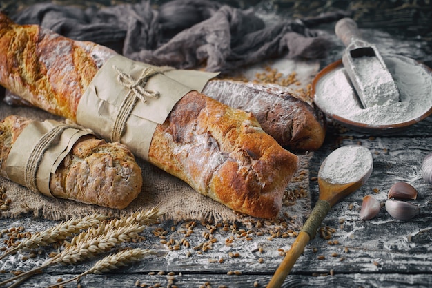 Brood met keuken accessoires op tafel