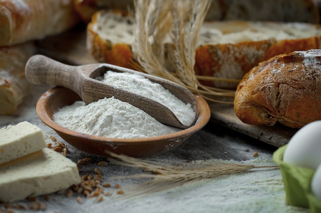 Brood met keuken accessoires op tafel